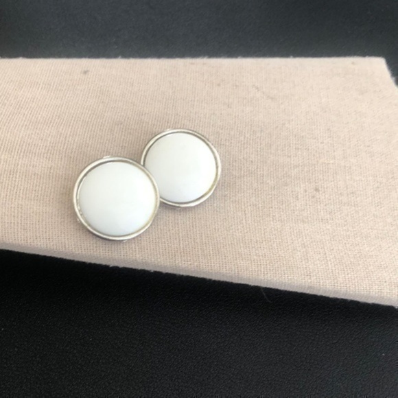 Vintage Stamped Lisner Clip On Earrings - Picture 1 of 3